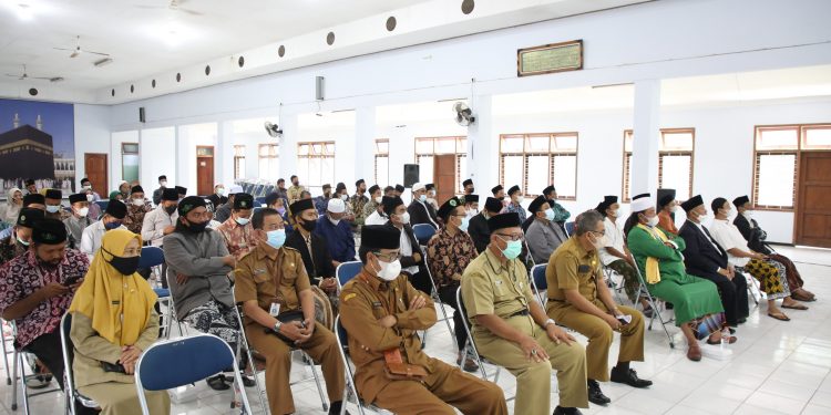 Serahkan Piagam Statistik PP dan SK Dirjen Pendidikan Islam, Bupati Tuban: Pemkab Tuban Siap Berikan Pendampingan