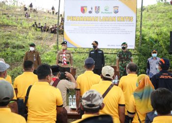 Bupati Tuban bersama Dandim 0811 dan ADM Perhutani Tanam Pohon di Hutan Lindung Kalipang