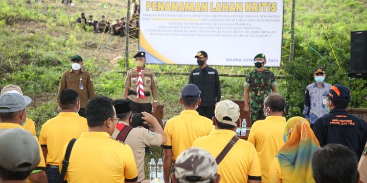 Bupati Tuban bersama Dandim 0811 dan ADM Perhutani Tanam Pohon di Hutan Lindung Kalipang