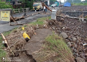 Dihantam Banjir Jembatan Timur PT IMR ARC Steel Ngoro Ambruk