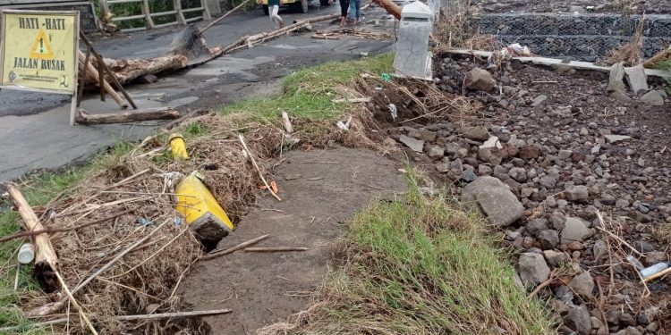 Dihantam Banjir Jembatan Timur PT IMR ARC Steel Ngoro Ambruk