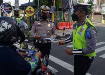 Satlantas Bagikan Ratusan Masker dan Brosur, Saat  Operasi Keselamatan Semeru 2022