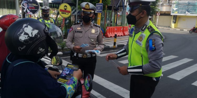 Satlantas Bagikan Ratusan Masker dan Brosur, Saat  Operasi Keselamatan Semeru 2022