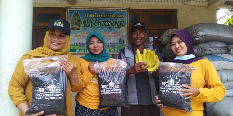 Warga Desa Kedungdowo Kecamatan Balen Olah Limbah Peternakan Jadi Pupuk Organik, Omsetnya Menggiurkan