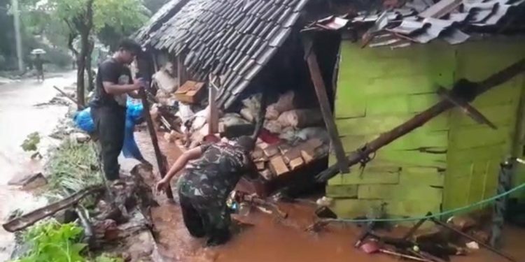Terjun Langsung Ke Lokasi Banjir, Babinsa Koramil 0811/14 Kerek Tanggap Bencana