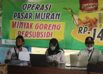 Merasa Terbantu Warga Kecamatan Bubulan Sumringah Sambut Minyak Goreng Murah Pemkab Bojonegoro