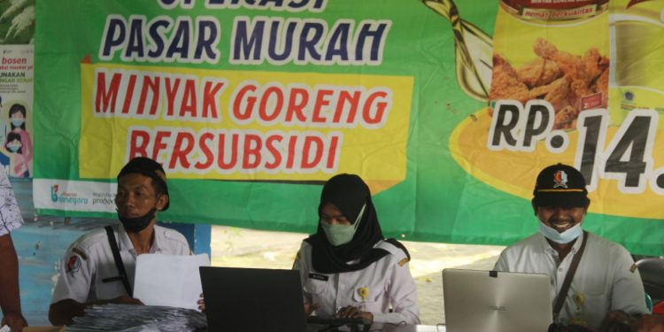 Merasa Terbantu Warga Kecamatan Bubulan Sumringah Sambut Minyak Goreng Murah Pemkab Bojonegoro