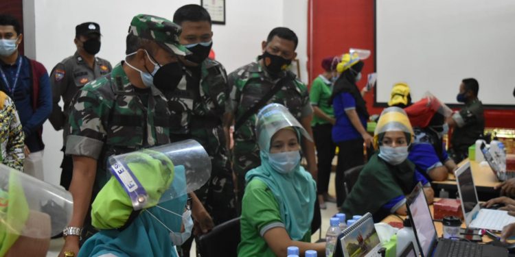 Dandim 0811 Tuban Dampingi Danrem 082/CPYJ Tinjau Vaksinasi Booster