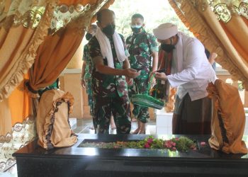 Pangdam V/Brawijaya, Danrem 082/CPYJ,Dandim 0811 Ziarahi Makam Sunan Bonang