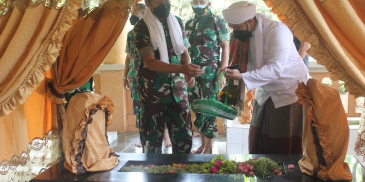 Pangdam V/Brawijaya, Danrem 082/CPYJ,Dandim 0811 Ziarahi Makam Sunan Bonang