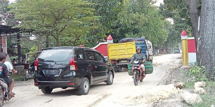 Akses Jalan Menuju Jembatan Ka-Re Rusak Parah, Pemerintah Belum Ambil Sikap