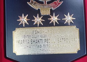 Penghargaan Karya Bhakti Peduli Satpol PP Tahun 2022 Diterima Bupati Bojonegoro