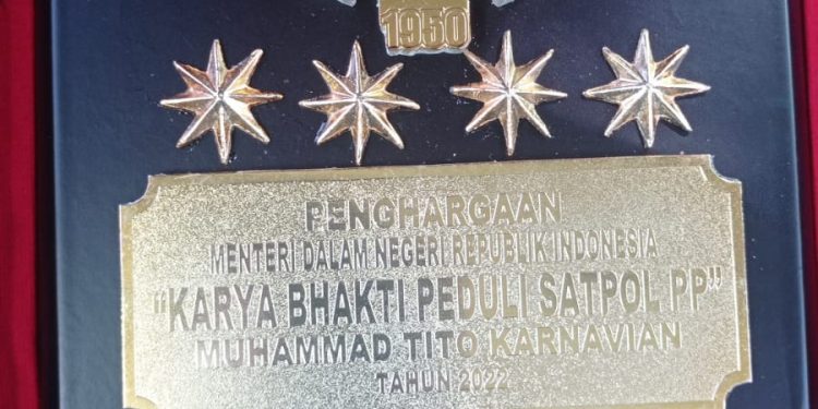 Penghargaan Karya Bhakti Peduli Satpol PP Tahun 2022 Diterima Bupati Bojonegoro