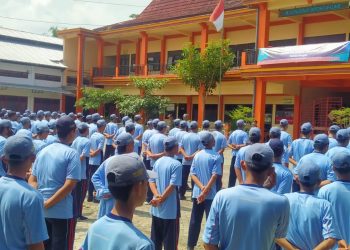 Beri Pelatihan PBB, Jajaran TNI Tumbuhkan Nasionalisme Pelajar SMKN I Baureno