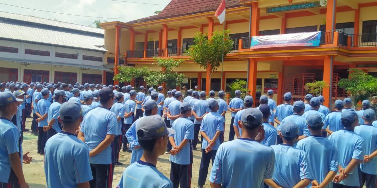 Beri Pelatihan PBB, Jajaran TNI Tumbuhkan Nasionalisme Pelajar SMKN I Baureno