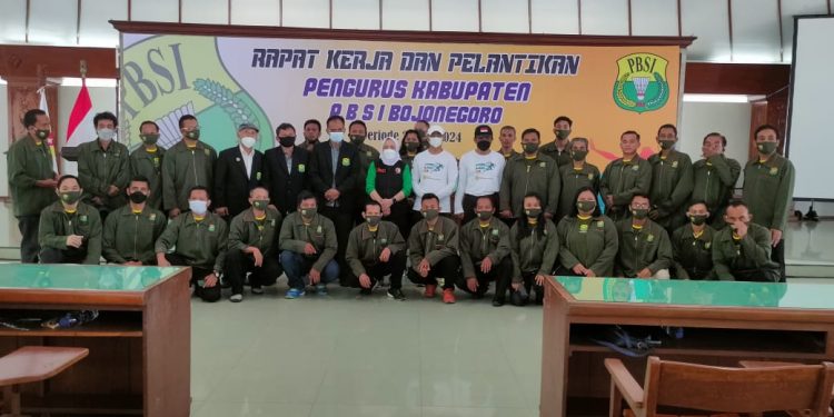 Dikukuhkan Jadi Pembina PBSI, Bupati Bojonegoro Dorong Pembentukan Klub Bulu Tangkis Tingkat Kecamatan