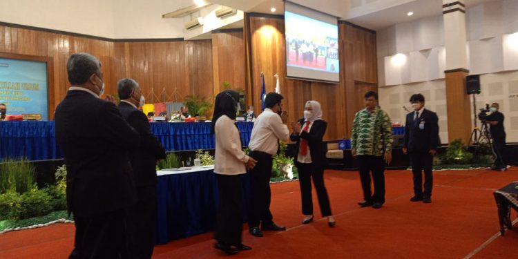 Bupati Bojonegoro Raih Penghargaan Penyelenggara Beasiswa RPL Mendes PDTT