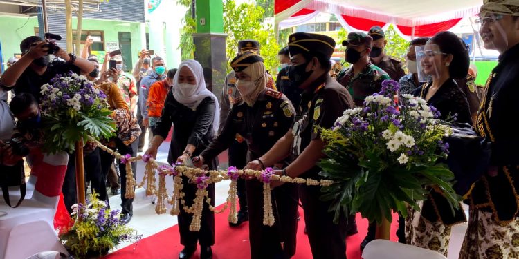 Didampingi Bupati Anna Kajati Resmikan Restorative Justice Se-Jatim dan Apresiasi Peran Media