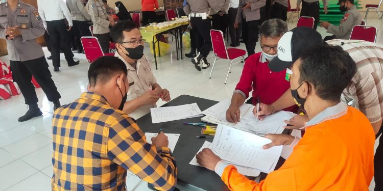 Polres Magetan Gelar Tes Urine Dadakan, Untuk Cegah Penyalahgunaan Narkoba Pada Anggota Polri