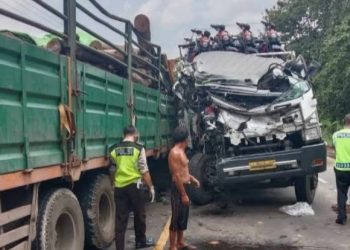 Bruaaaak…Truk VS Truk, Satu Sopir Truk Meninggal di TKP