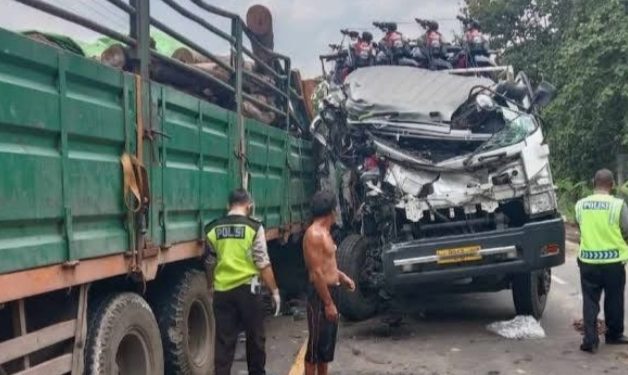 Bruaaaak…Truk VS Truk, Satu Sopir Truk Meninggal di TKP