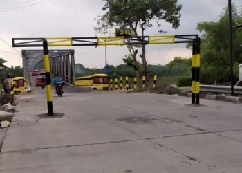 Portal Setinggi 2,1 Meter Menjadi Pintu Gerbang Jembatan Glendeng