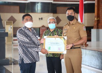 Penghargaan K3 Dari Gubernur Bagi Perusahaan di Tuban Oleh Bupati