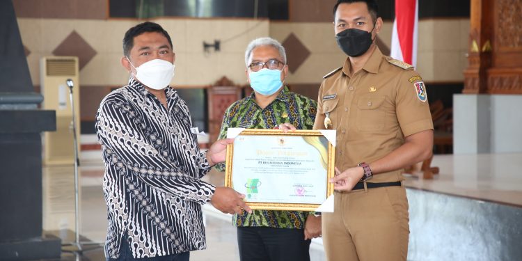 Penghargaan K3 Dari Gubernur Bagi Perusahaan di Tuban Oleh Bupati