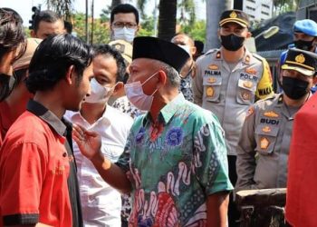 Ketua DPRD Tuban Temui Massa, Polres Tuban Bagikan Takjil Pada Peserta Unjuk Rasa