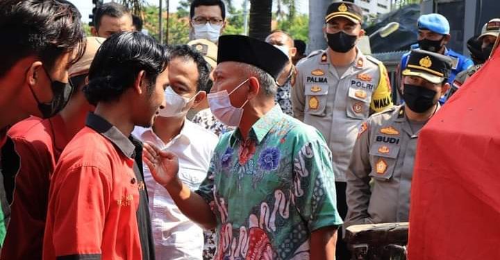 Ketua DPRD Tuban Temui Massa, Polres Tuban Bagikan Takjil Pada Peserta Unjuk Rasa