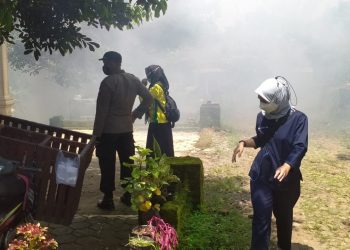 Bersama Tiga Pilar Polisi di Ngawi Lakukan Fogging Cegah DBD