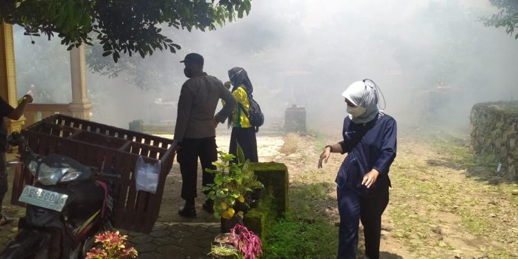 Bersama Tiga Pilar Polisi di Ngawi Lakukan Fogging Cegah DBD