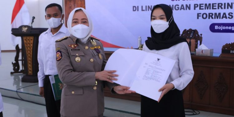 Sebanyak 328 CPNS Terima SK Dari Bupati Anna