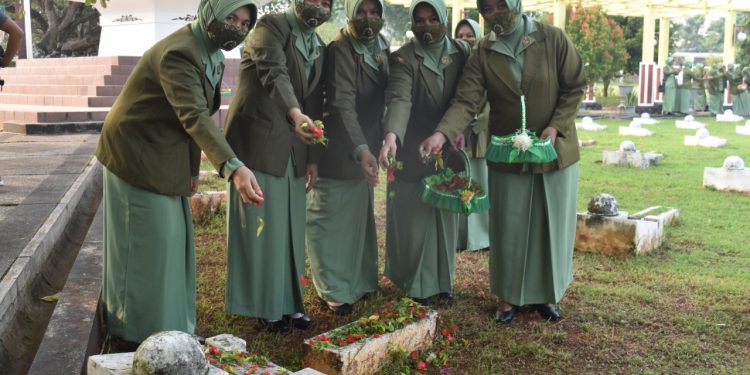 Dalam Rangka Hut Ke – 76 Persit KCK Ziarah Hormati Arwah Pahlawan