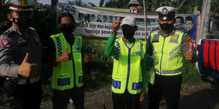 Kepada Relawan Supeltas, Satlantas Polres Bojonegoro Bagikan Rompi