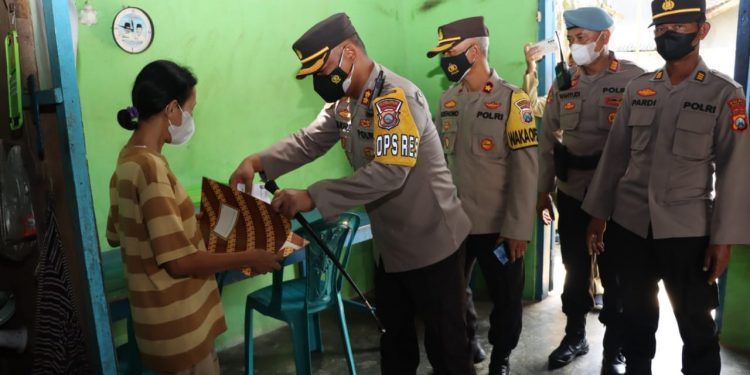 Berkah Ramadhan, Kapolres Magetan Blusukan Berikan Bantuan Sosial Sembako Kepada Penyandang Disabilitas