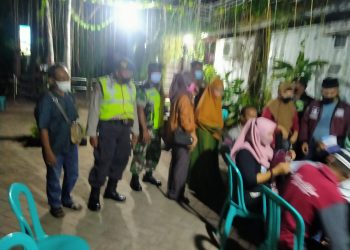 Malam Hari Bulan Romadhon, Babinsa Koramil 02 Palang Kawal Pelaksanaan Vaksinasi