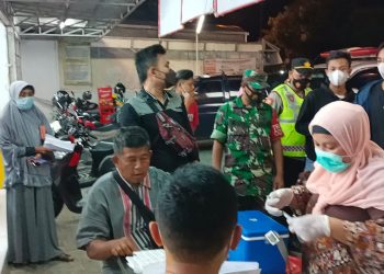 Babinsa Koramil Parengan, Pantau Serbuan Vaksinasi Malam Hari