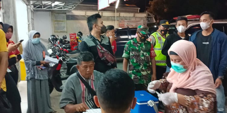 Babinsa Koramil Parengan, Pantau Serbuan Vaksinasi Malam Hari