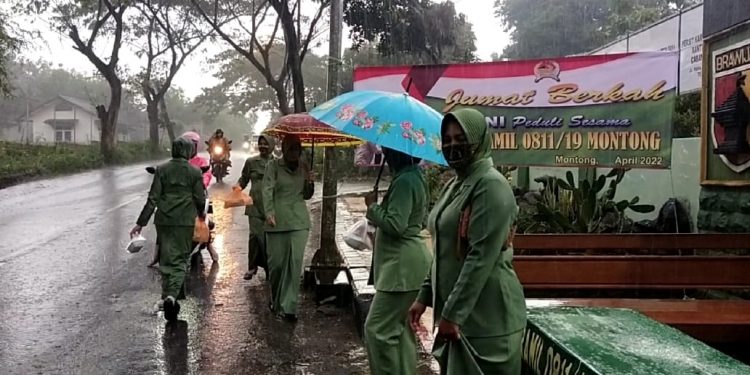 Rasa Syukur di Bulan Ramadhan Kodim 0811 Tuban Bagi Takjil Serentak di 20 Kecamatan