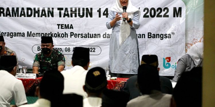 Safari Ramadhan Bupati Anna Ajak Baca Sholawat Bersama, Malam Ganjil Pemkab Bojonegoro Adakan Khataman Al Qur’an
