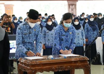 Penyerahan SK Pengangkatan PNS Langsung Oleh Bupati Anna
