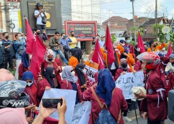 Puluhan Mahasiswa IMM Gelar Demo Kenaikan Harga BBM, Menolak Pencabutan Subsidi Pupuk Hingga Tolak Periode Presiden 3 Kali