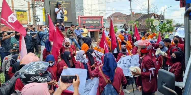 Puluhan Mahasiswa IMM Gelar Demo Kenaikan Harga BBM, Menolak Pencabutan Subsidi Pupuk Hingga Tolak Periode Presiden 3 Kali