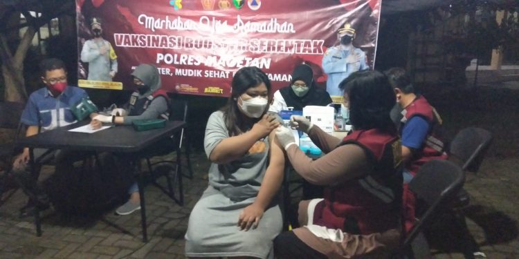 Jelang Mudik Lebaran 2022, Polres Magetan Buka Gerai Vaksin Booster Malam Hari Di Halaman Masjid Shiratal Mustaqim Polres Magetan