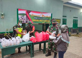 Ramadhan Penuh Berkah, Koramil 0811/12 Bancar Tuban Bagikan Takjil Dan Nasi Kotak