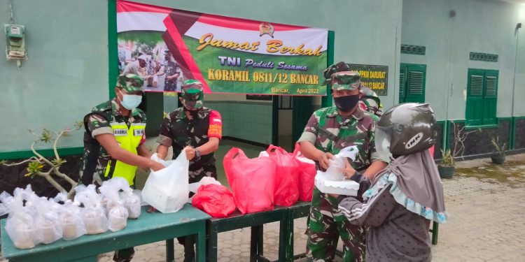 Ramadhan Penuh Berkah, Koramil 0811/12 Bancar Tuban Bagikan Takjil Dan Nasi Kotak