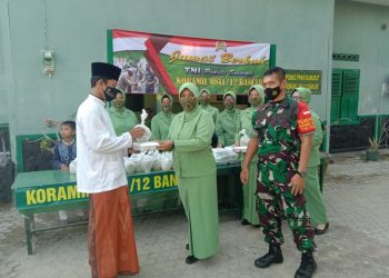 Aksi Sosial Koramil 0811/12 Bancar Tuban Bersama Persit KCK Cabang XXVI Ranting 13, Bagikan Nasi Kotak Dan Takjil