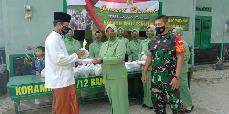Aksi Sosial Koramil 0811/12 Bancar Tuban Bersama Persit KCK Cabang XXVI Ranting 13, Bagikan Nasi Kotak Dan Takjil