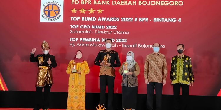 Raih Penghargaan, Bupati Bojonegoro Ditetapkan Sebagai Top Pembina BUMD Awards 2022